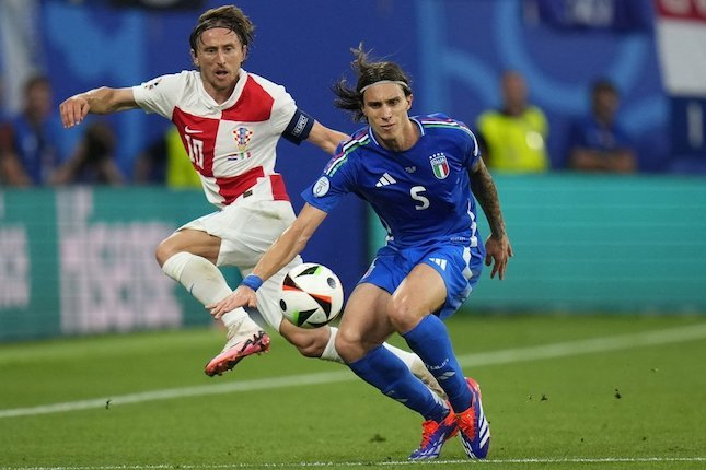 Aksi Riccardo Calafiori pada laga Italia vs Kroasia di Euro 2024 (c) AP Photo/Petr David Josek