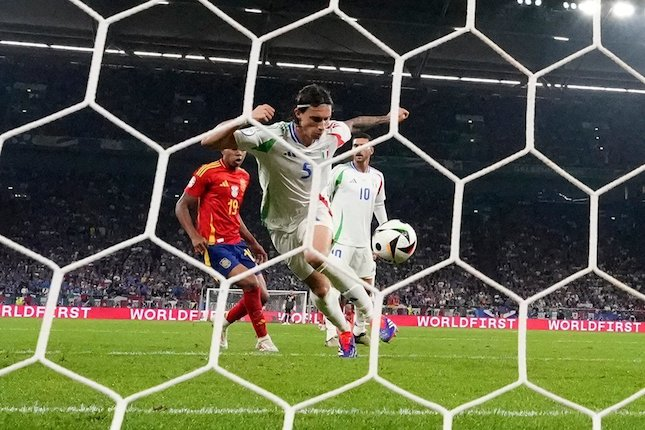 Riccardo Calafiori mencetak gol bunuh diri dalam laga Spanyol vs Italia di Euro 2024, Jumat (21/6/2024). (c) AP Photo/Martin Meissner