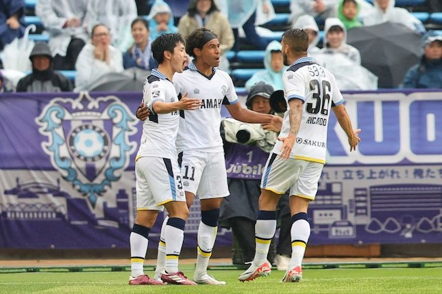 Skuat Jubilo Iwata merayakan gol Ryo Germain (c) J.LEAGUE - all rights reserved