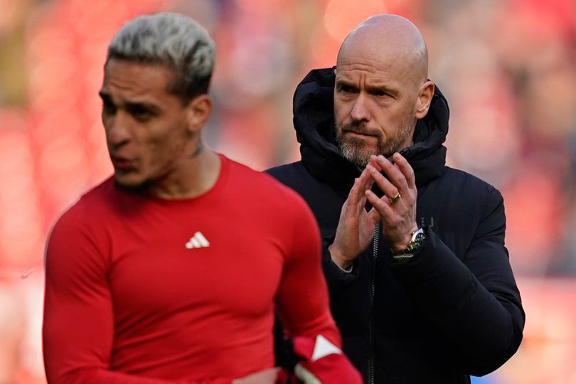 Manajer Manchester United Erik Ten Hag dan Antony. (c) AP Photo/Dave Thompson
