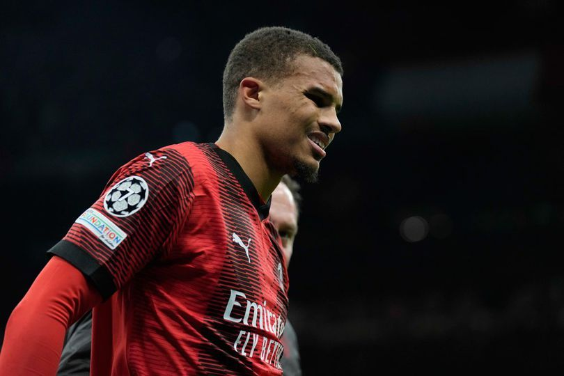 Malick Thiaw mengalami cedera dalam laga Liga Champions AC Milan vs Borussia Dortmund di San Siro, Rabu (29/11/2023). (c) AP Photo/Antonio Calanni