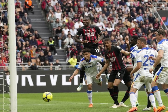 Bek AC Milan Malick Thiaw (keempat dari kanan) saat berlaga lawan Lecce di San Siro, Minggu (23/04/2023) malam WIB. (c) AP Photo/Luca Bruno